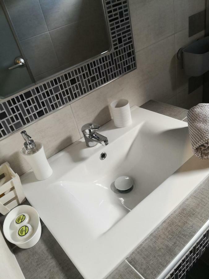 Vrasná Aimilias Family Apartments מראה חיצוני תמונה